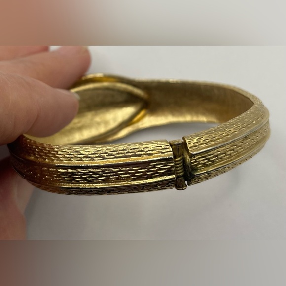 3 for $30 Vintage 80s Signed Avon Gold Tone Belt Buckle Hinged Clamper Bracelet - Picture 3 of 11
